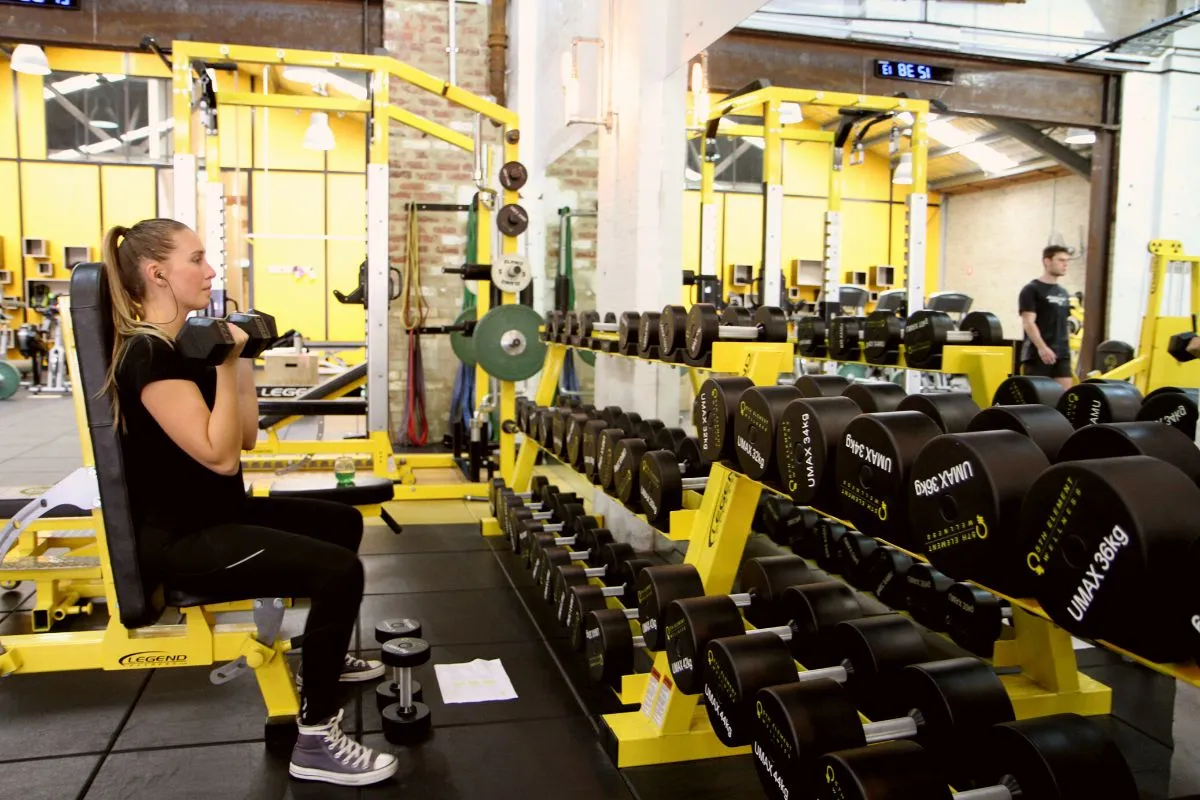 Bench press and dumbbells